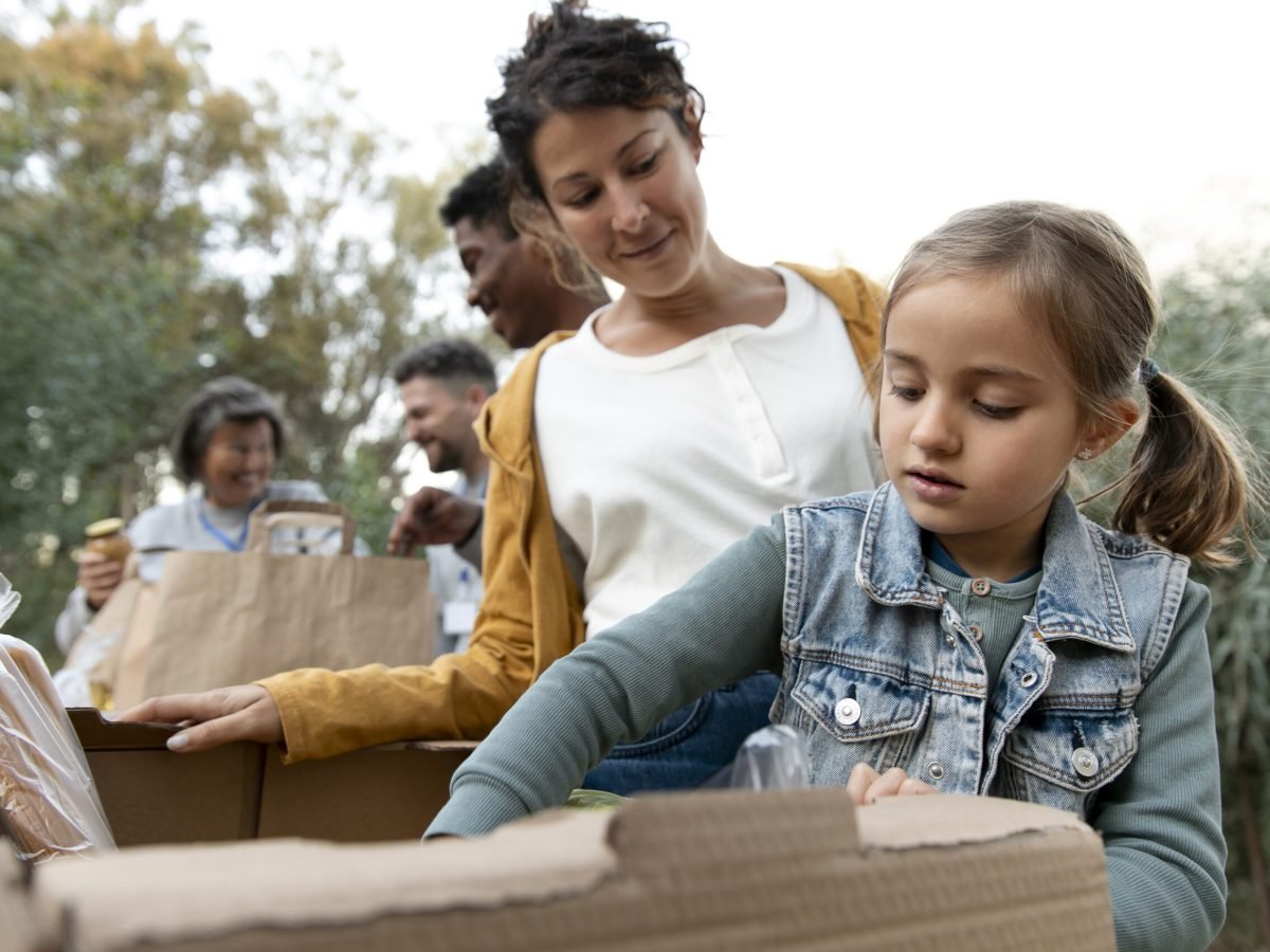 medium-shot-volunteers-with-donations